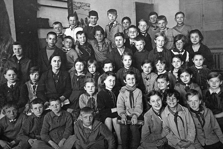 Наш предвоенный класс написано на обороте фото Наташа вторая справа в - фото 74