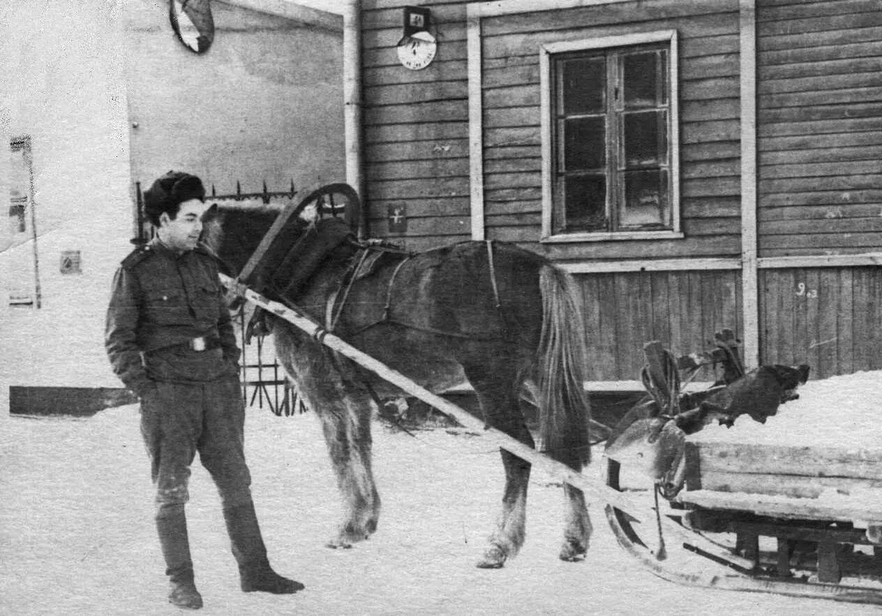 На военных сборах 1950е годы Юрий Герман 1950е годы Татьяна - фото 19