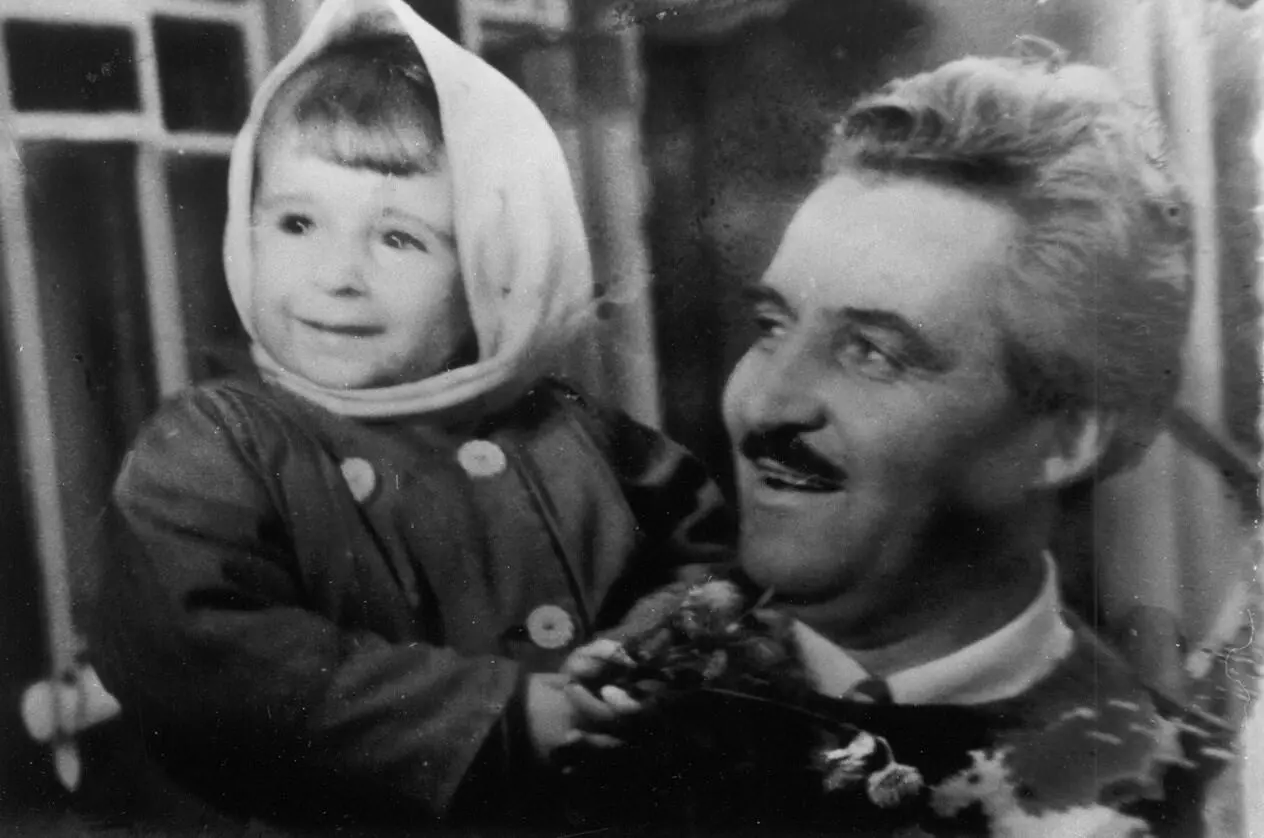 Константин Симонов с дочерью Александрой Конец 1950х С Юрием Никулиным и - фото 46
