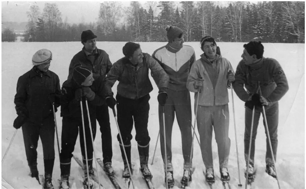 На лыжах 1960е гг Из личного архива ТВ Григорьевой Байкеры 1960х гг ЦГА - фото 4