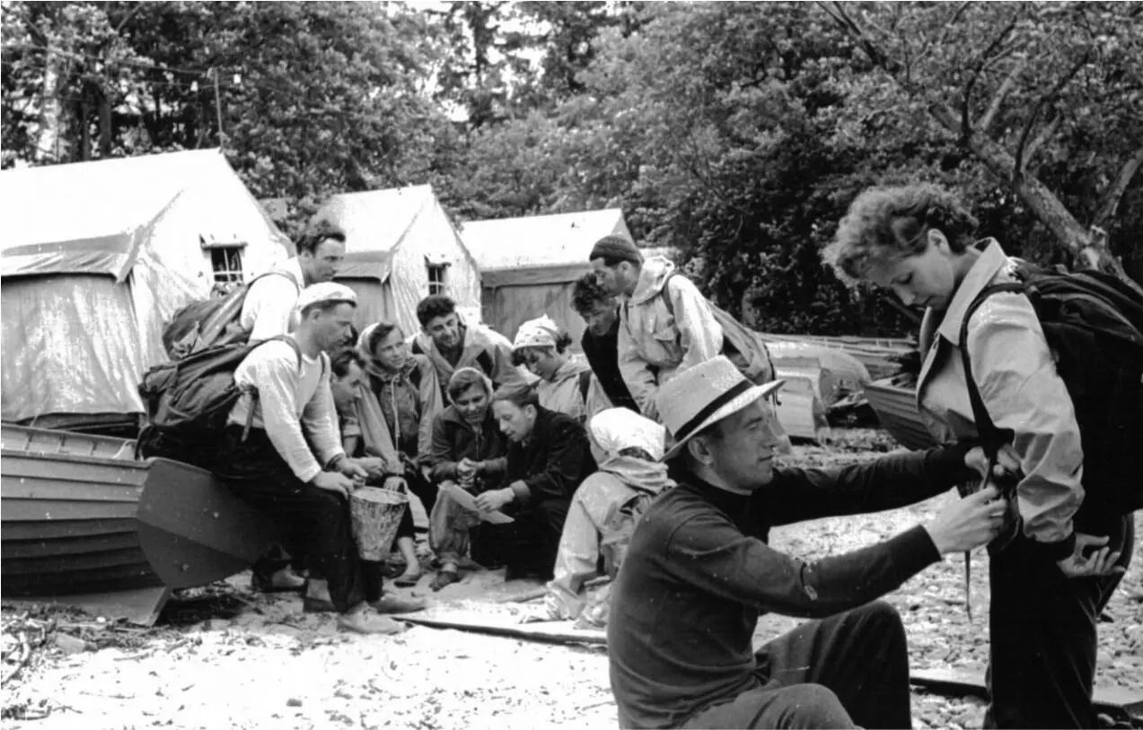 В пешем походе 1960е гг Вверху ЦГА КФФД СПБ внизу из личного архива ТВ - фото 8