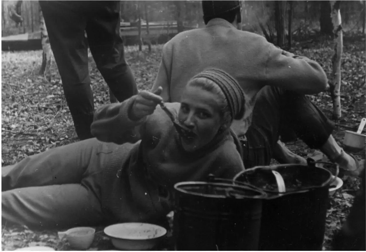 В пешем походе 1960е гг Вверху ЦГА КФФД СПБ внизу из личного архива ТВ - фото 9
