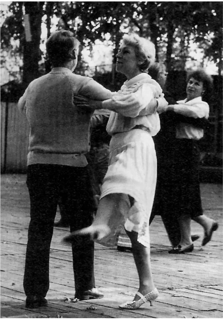 На танцплощадке 1960е гг Из коллекции журнала Родина Танцы 1960е гг - фото 10