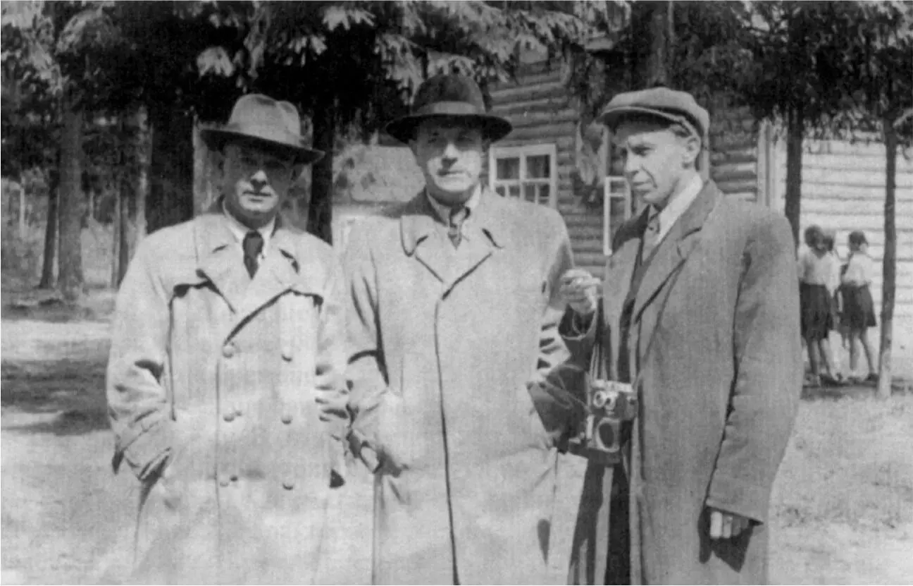 Габардин в мужской одежде 1950е гг Из личного архива НБ Лебиной Крепдешин - фото 32