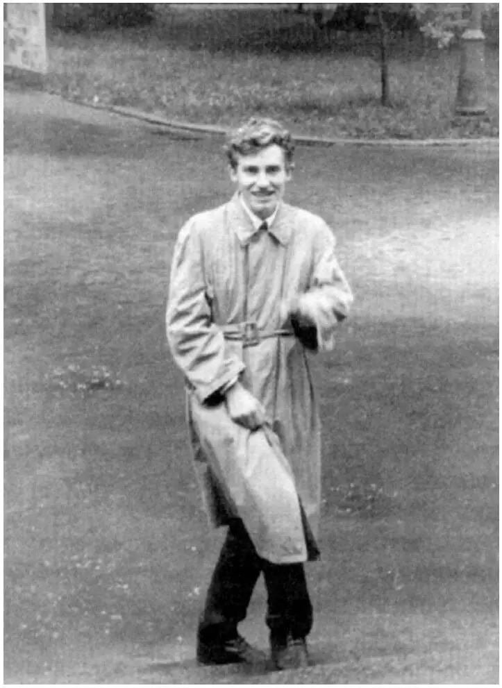 Плащ болонья мужской и женский вариант 1960е гг Вверху из личного архива - фото 42