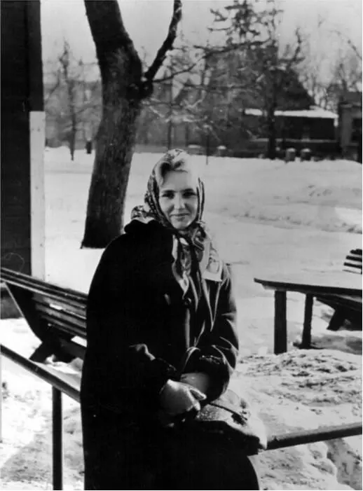 Берет и платок модные детали мужского и женского костюма 1960х гг Вверху из - фото 51