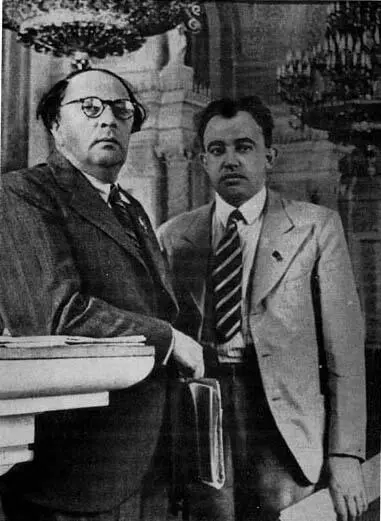 А Н Толстой и А Е Корнейчук на сессии Верховного Совета СССР 1937 А Е - фото 2