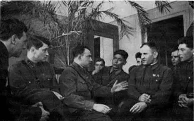 В Л Василевская и А Е Корнейчук среди бойцов 1942 М И Калинин и А Е - фото 7