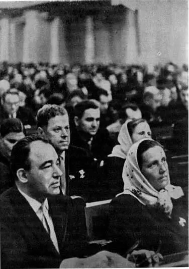 А Е Корнейчук на сессии Верховного Совета СССР 1959 А Е Корнейчук М И - фото 15