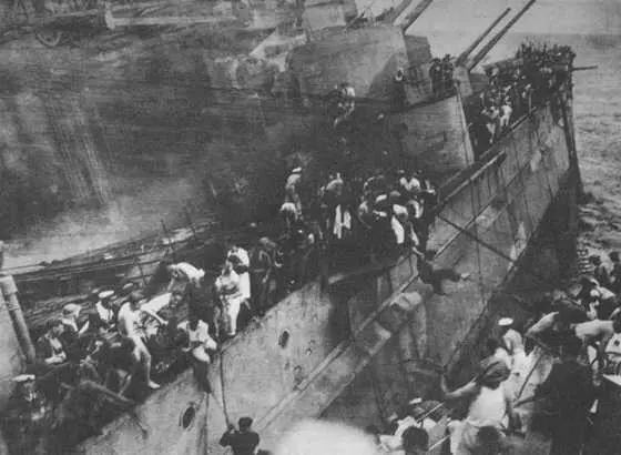 Экипаж корабля переходит на эсминец Электра 10 декабря 1941 г Операции на - фото 130