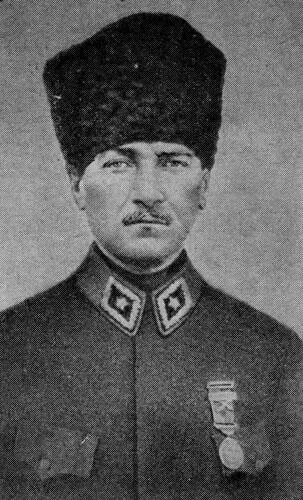 Мустафа Кемаль Ататюрк В 1905 году Мустафа Кемаль в чине капитана окончил - фото 2