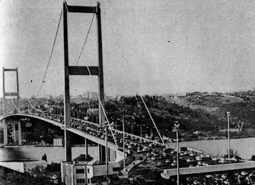 Мост через Босфор Дождливым днем 20 февраля 1970 года в Стамбуле на азиатском - фото 11