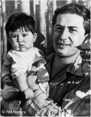 Сын Иосифа Сталина Яков Джугашвили справа с дочерью Галиной 1940 г После - фото 49