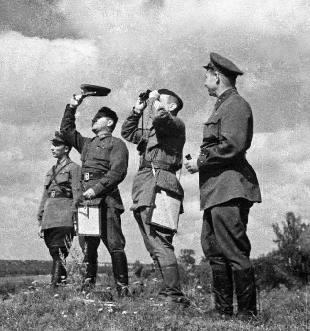 Командир дивизии Ю А Немцевич бригадный комиссар В Н Толмачев командующий - фото 166