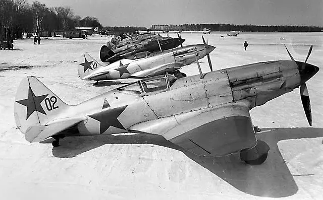 Истребители на подмосковном аэродроме Зима 1941 г Оба самолета противника - фото 235