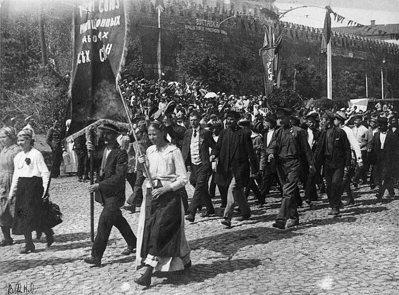 Неизвестный фотограф Первомайская демонстрация на Красной площади 1920е гг - фото 27