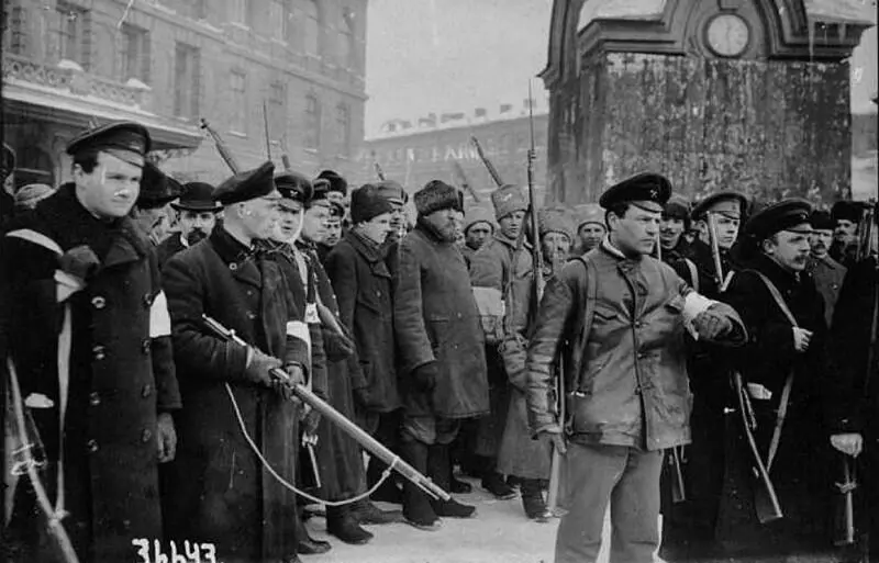 Неизвестный фотограф Отряд революционной милиции конвоирует в Кресты бывших - фото 35