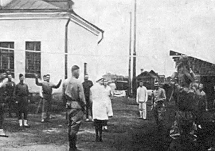 Во дворе эвакогоспиталя 5948 Чусовой 19421944 годы Когда я взялся за эту - фото 17
