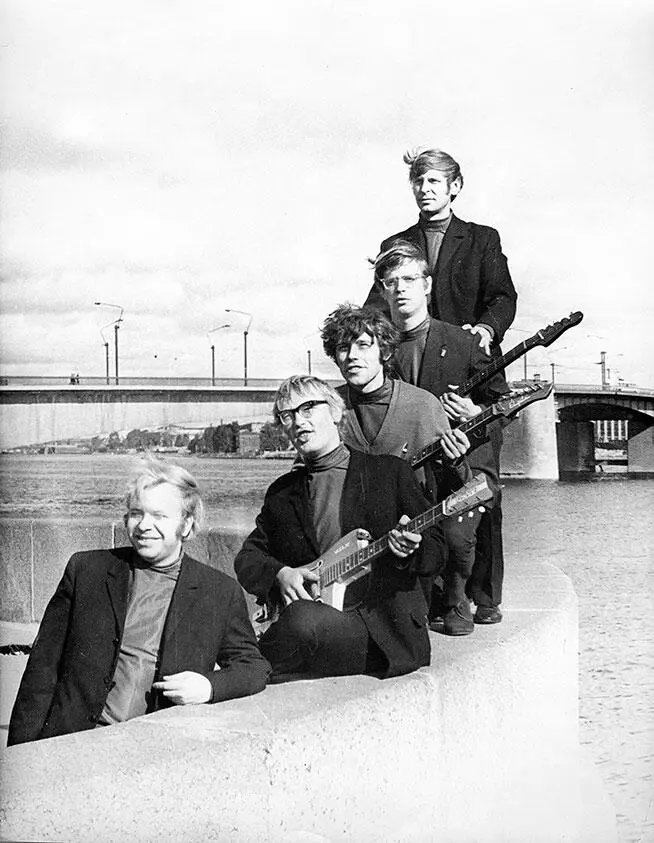 СИНЯЯ ПТИЦА Фото архив группы Размеренная жизнь группы продолжалась до 1972 - фото 41