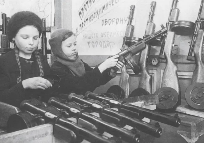 Ленка Она родилась в стране в которой произошла революция и которая - фото 9
