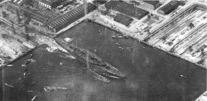 Гинденбург перед вверху и во время спуска на воду 1 августа 1915 г - фото 73
