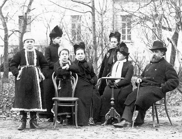Семья Зёрновых во дворе деканского дома на Девичьем поле Москва 1885 год - фото 22