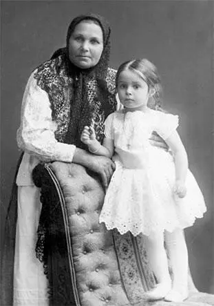 Мария Зёрнова с няней Саратов 1912 год На теннисном корте Слева направо - фото 65