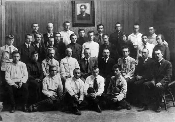 Группа сотрудников и выпускников первого набора физикоматематического - фото 102