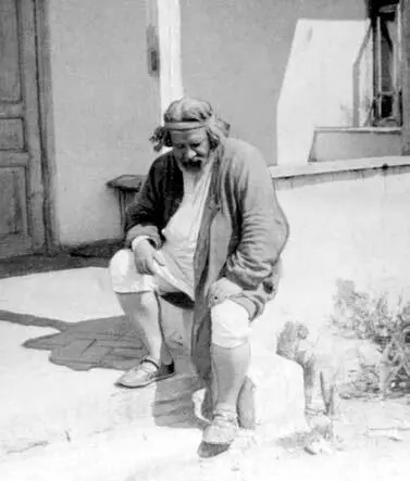 Максимилиан Александрович Волошин на крыльце своего дома Коктебель 1928 год - фото 110