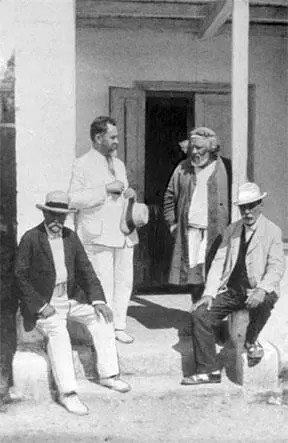 В Д Зёрнов и М А Волошин стоят на крыльце дома художника Коктебель 1928 - фото 111