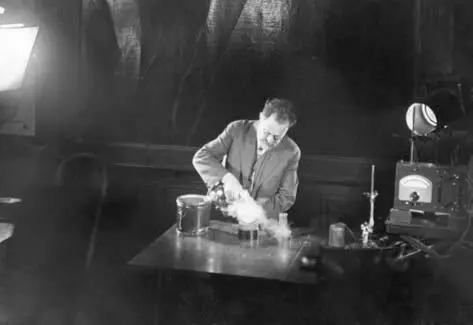 В Д Зёрнов демонстрирует опыты с жидким воздухом Москва 1937 год Дмитрий - фото 114