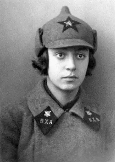 Мария Владимировна Зёрнова в форме слушательницы Военнохимической академии - фото 118