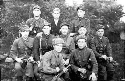 Партизаны Армии Людовой и советские партизаны 1944 г В то же время ТАСС - фото 33