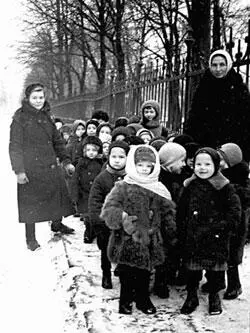 Группа детского садика на прогулке Ленинград Роль союзников во Второй - фото 44