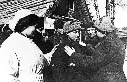 Воины Ленинградского фронта встречают выздоровевшего молодого бойца В эти дни - фото 48