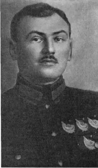 И Ф Федько И Ф Федько справа и П Е Дыбенко Кронштадт Март 1921 г - фото 41