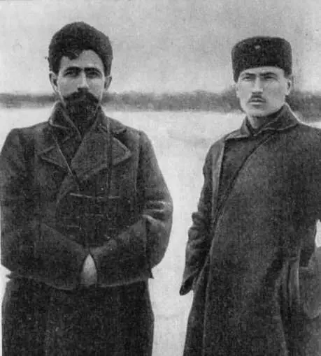 И Ф Федько справа и П Е Дыбенко Кронштадт Март 1921 г Ф Ф - фото 42