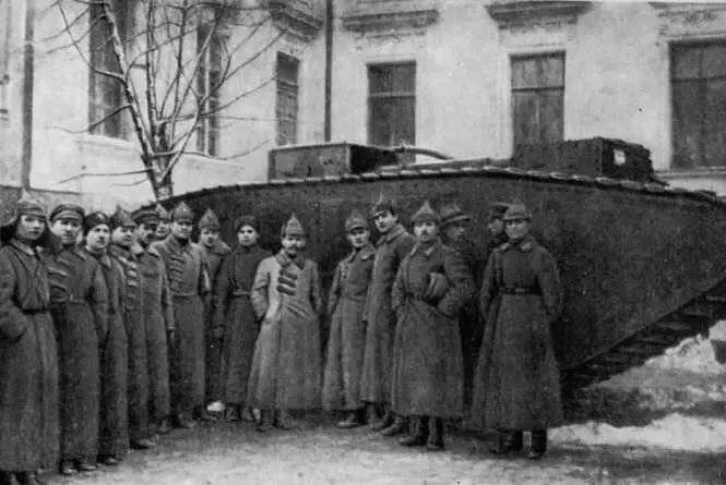Н В Куйбышев с группой командиров у трофейного английского танка Г Д Гай - фото 48