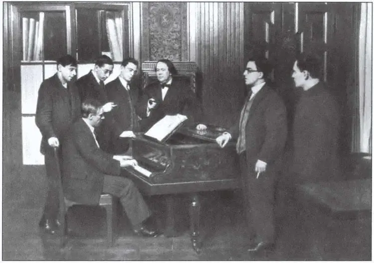 Константин Федин в кругу литераторов за роялем Ленинград 1926 год Стоят - фото 6