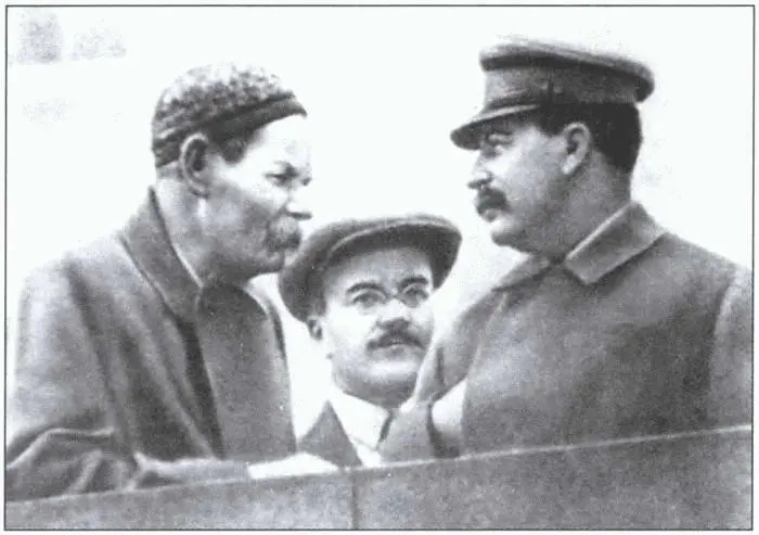 АМ Торький и ИВ Сталин беседуют на трибуне Мавзолея На заднем плане - фото 8
