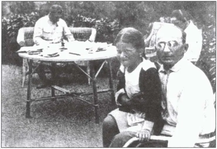 Главный советский жандарм ЛП Берия с дочерью Сталина Светланой на коленях - фото 15