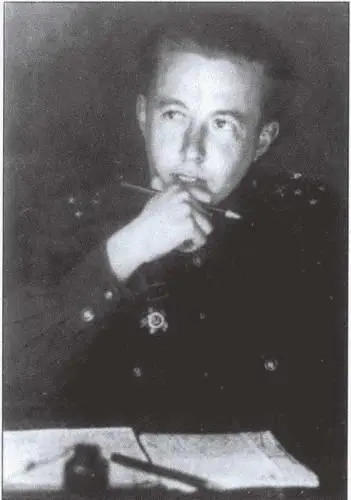 Командир звукобатареи начинающий автор AM Солженицын в блиндаже 1944 год - фото 18