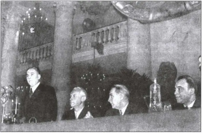 Второй Всесоюзный съезд советских писателей В президиуме съезда АА Фадеев - фото 21