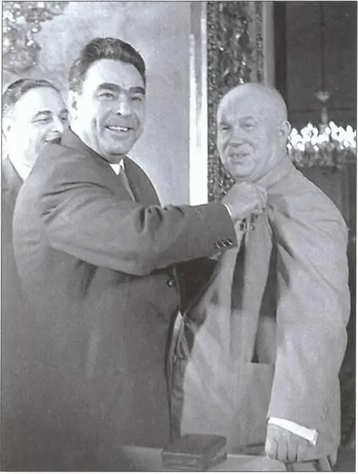 В честь 70летия со дня рождения НС Хрущева AM Брежнев вручает юбиляру - фото 28