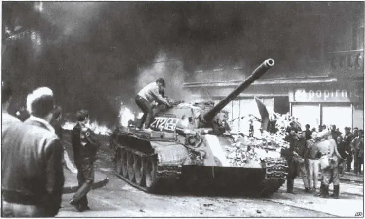 Советские танки на улицах Праги Отдельные смельчаки пражане пытаются - фото 30