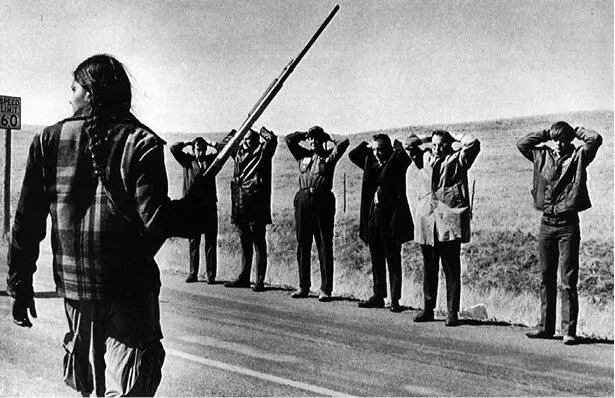 Движение американских индейцев события в ВундедНи 197274 гг - фото 11