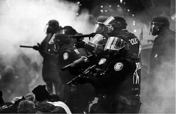Вооружённые полицейские разгоняют демонстрацию Сиэтл 1999 г В конечном - фото 17