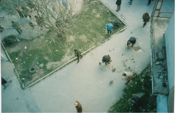 Протестующие разбирают брусчатку Влёра Албания 1997 г Франц Фанон - фото 18