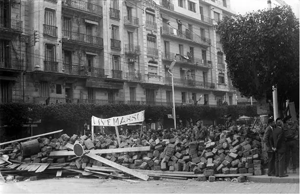 Баррикады во время Алжирской войны за независимость Алжир 1960 г Добавим - фото 31