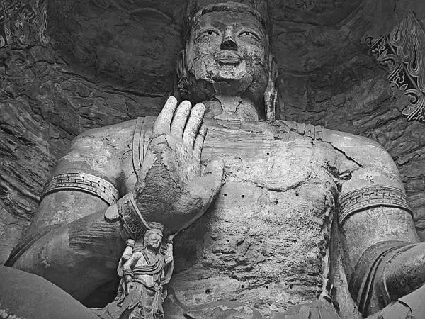 Статуя Будды в пещерном храме Юньган Звание шестого патриарха стали - фото 537
